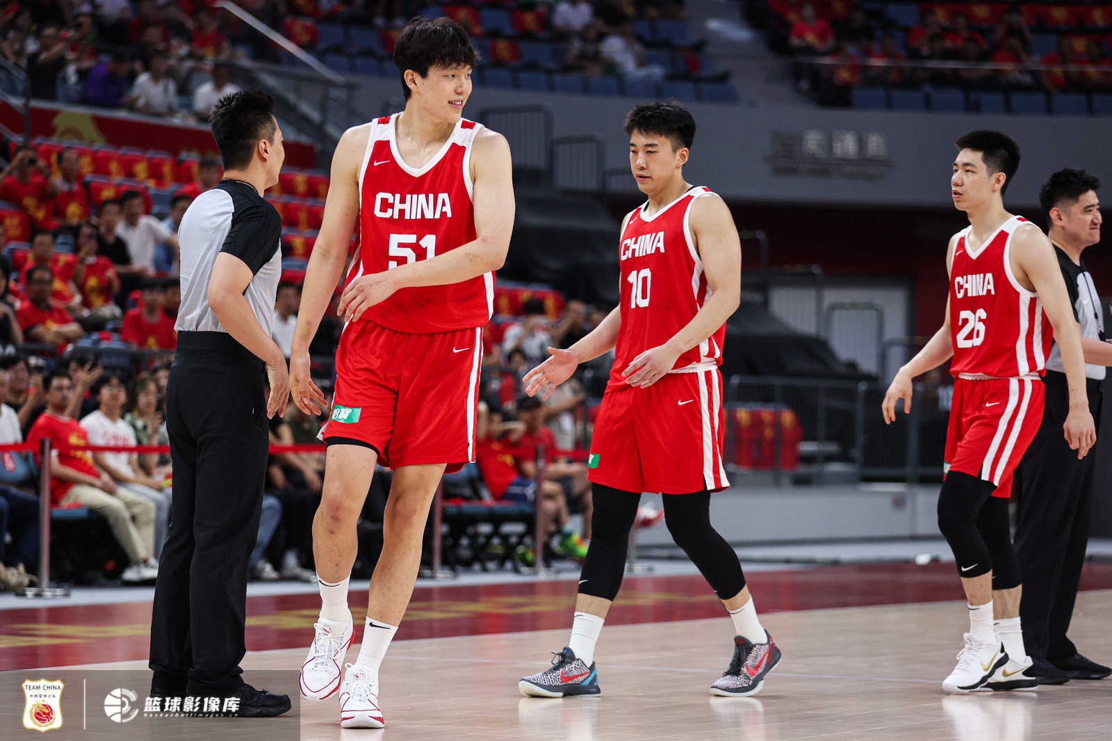 媒体人：中国男篮就双后卫+王俊杰乱战 其他人都当好蓝领就行