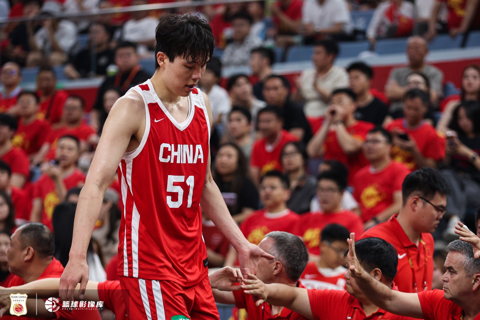 杨瀚森半场4中1！媒体人：其实不用每球都找他 搞得自己不会打了