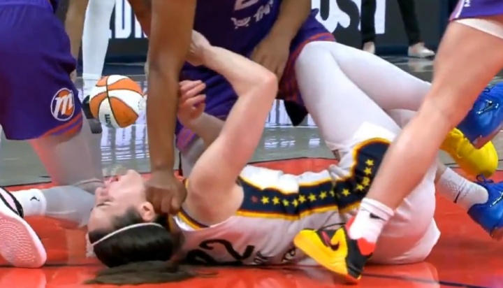 [WNBA]杀人技啊！克拉克被对手按地锁喉没吹犯规 赛后联盟追加恶犯&禁赛(图1)