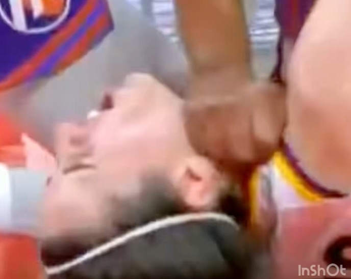 [WNBA]杀人技啊！克拉克被对手按地锁喉没吹犯规 赛后联盟追加恶犯&禁赛(图5)