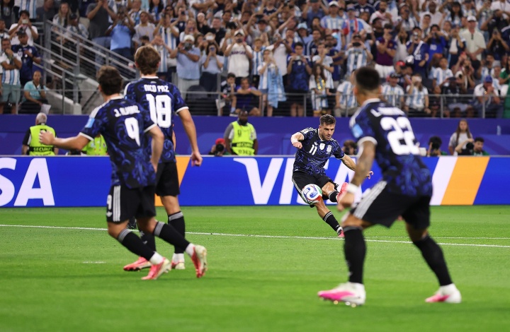 完美！30岁洛塞尔索世界杯首秀任意球斩首球，18年未出场22年伤缺