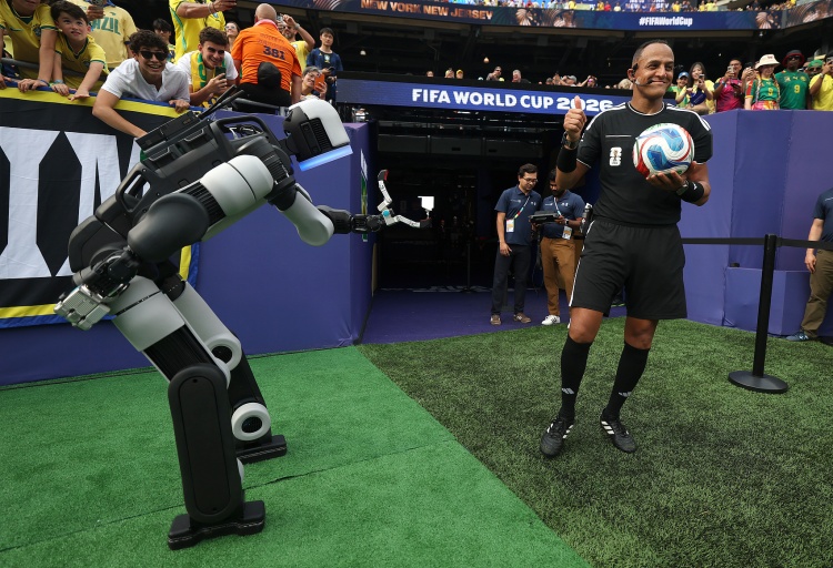 太阳报：巴西vs挪威FIFA安排人形机器人出场运送足球，引球迷质疑