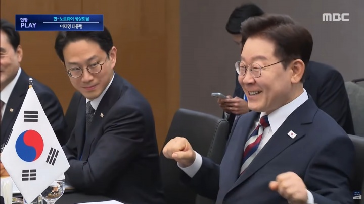 世界杯最火庆祝韩国总统李在明与挪威首相会晤，模仿划船庆祝