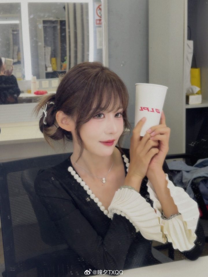 【球盟会】葵式小香风~LPL女解说瞳夕晒照:温柔葵(๑¯◡¯๑)