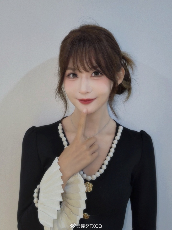 【QY球友会】葵式小香风～LPL女解说瞳夕晒照：温柔葵(๑¯◡¯๑)