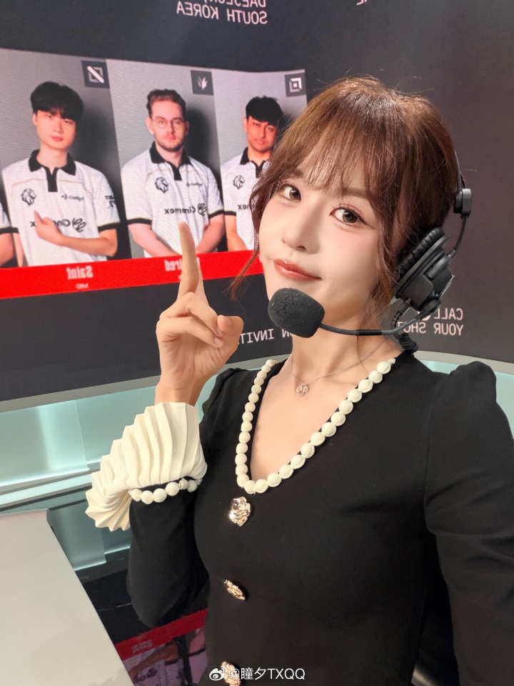 【QY球友会】葵式小香风～LPL女解说瞳夕晒照：温柔葵(๑¯◡¯๑)