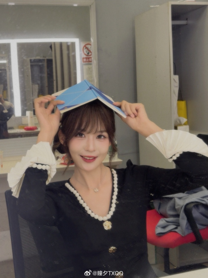 【QY球友会】葵式小香风～LPL女解说瞳夕晒照：温柔葵(๑¯◡¯๑)