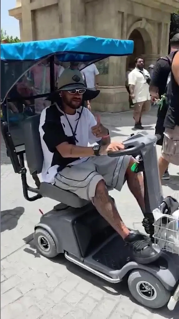 出局后首次露面！内马尔现身奥兰多环球影城，骑电动车和粉丝互动