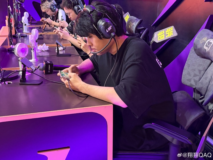 【万博电竞】LWX分享与粉丝合照:兄弟们 感谢今天来玩 有缘再见