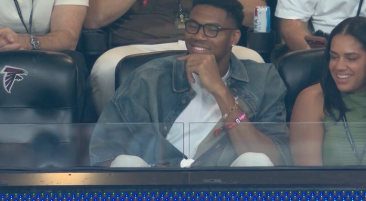 笑得憨憨的！NBA球星字母哥现场观看世界杯半决赛英阿大战