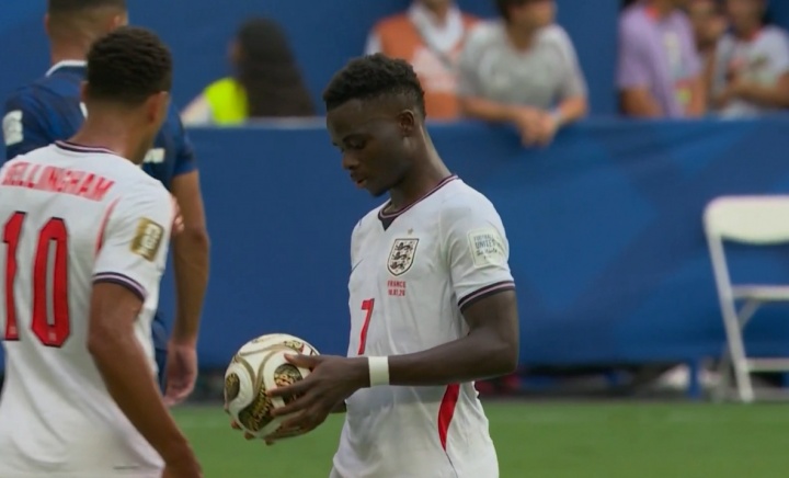 成人之美!贝林厄姆主动将点球交给萨卡,后者破门完成帽子戏法!
