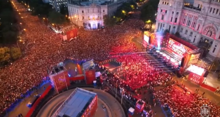 红色海洋!近180万人参加西班牙夺冠游行,西贝莱斯广场12万人