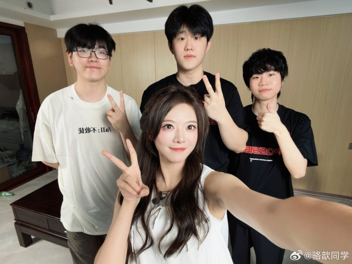 LPL女主持骆歆晒照：录完这次主场周深圳的特别节目啦！【球盟会】