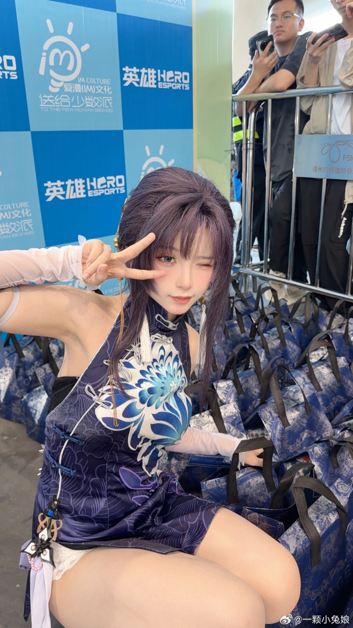 人民的兔娘!知名cos博主“兔娘”资助小学亲历亲为