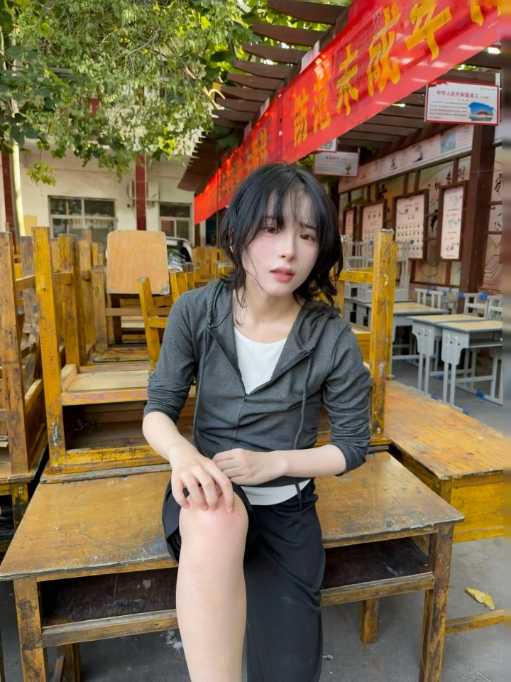 人民的兔娘!知名cos博主“兔娘”资助小学亲历亲为