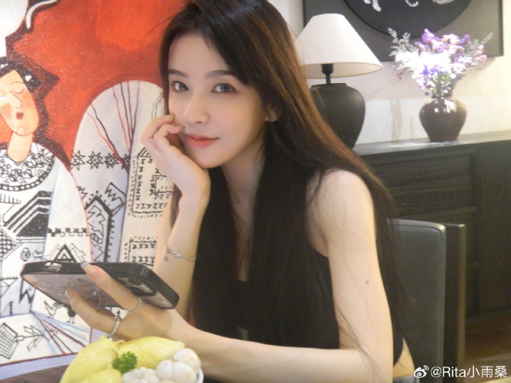 美到模糊!LPL解说Rita晒照:夏日水果榴莲和山竹 图压根发不完啊