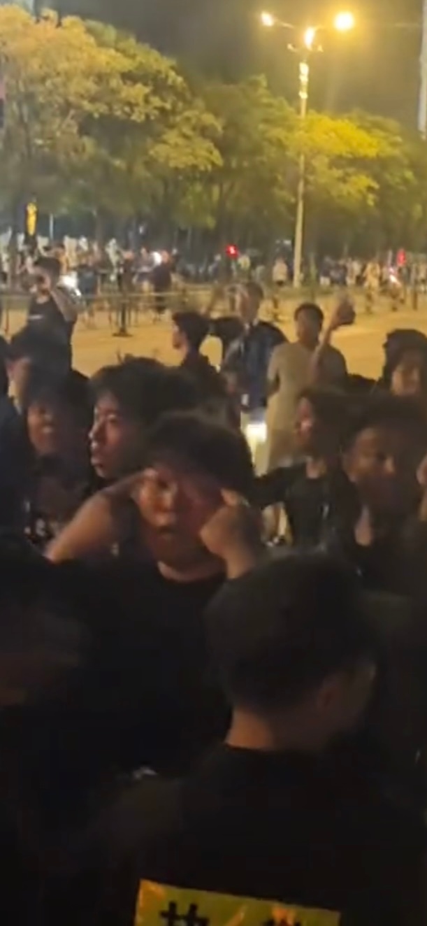 博主晒视频:疑似部分武汉球迷赛后冲击天津球迷的接驳大巴