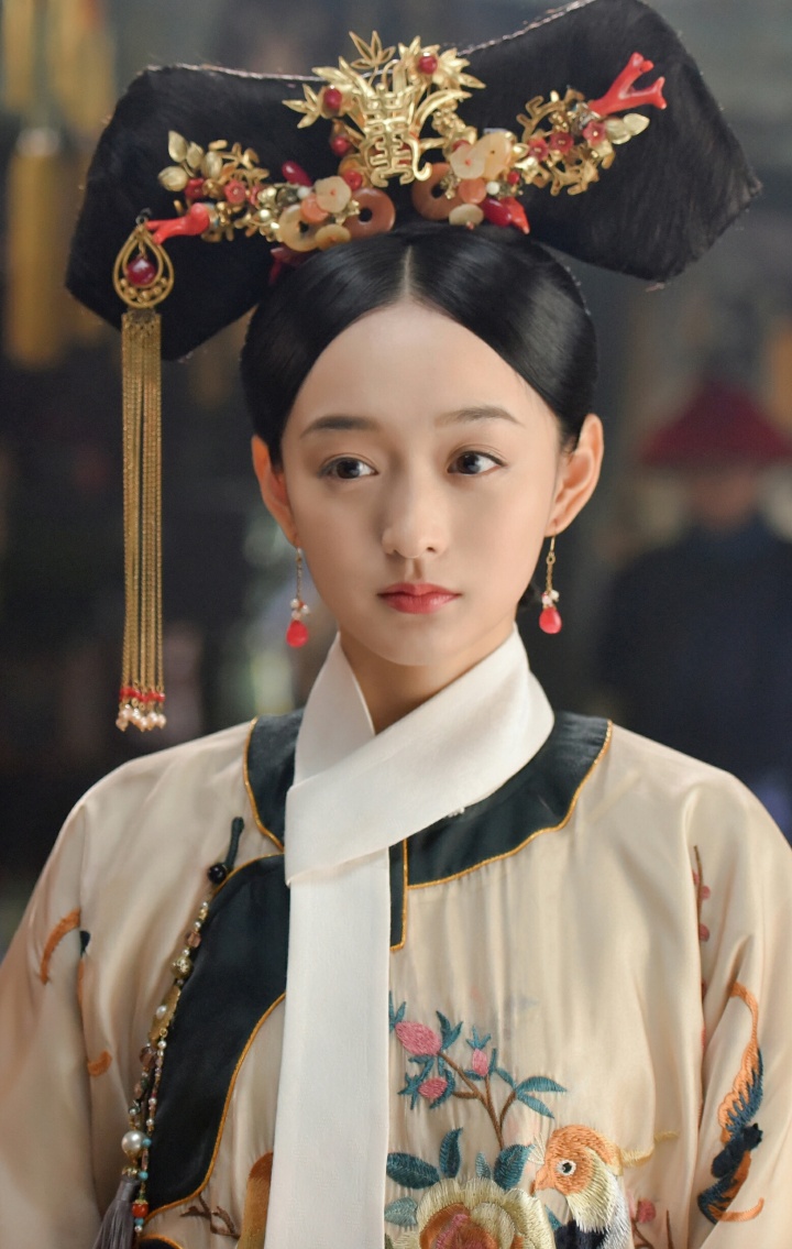 你也是TS粉丝？演员何泓姗现场观赛 手举TheShy应援牌为其加油