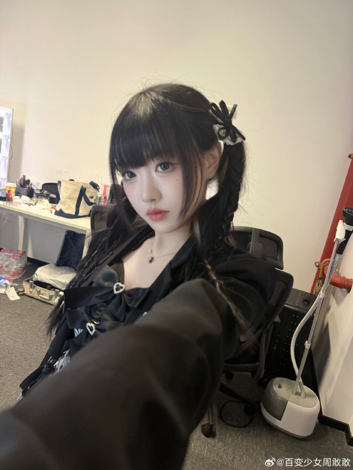 【蜗牛电竞】青春靓丽！LPL女主持周敢敢更博晒照：季后赛杀青～