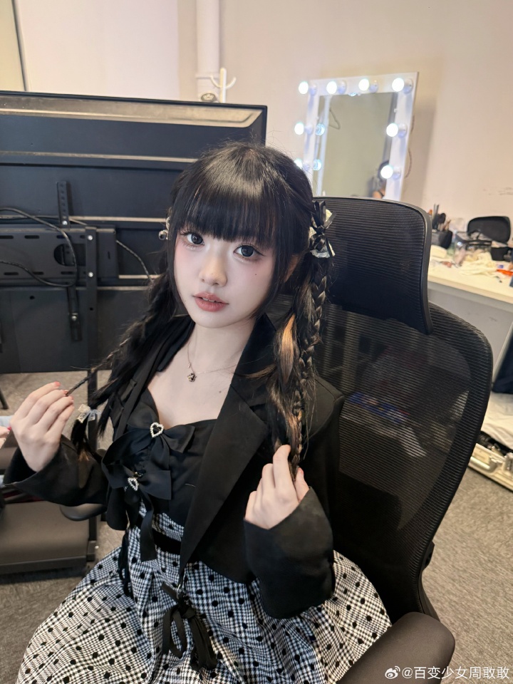 青春靓丽!LPL女主持周敢敢更博晒照:季后赛杀青~【球盟会】
