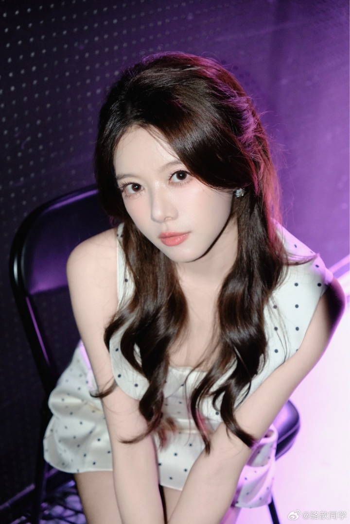 谁会不爱驼子姐？LPL女主持骆歆晒照：暂且当一天波点女王