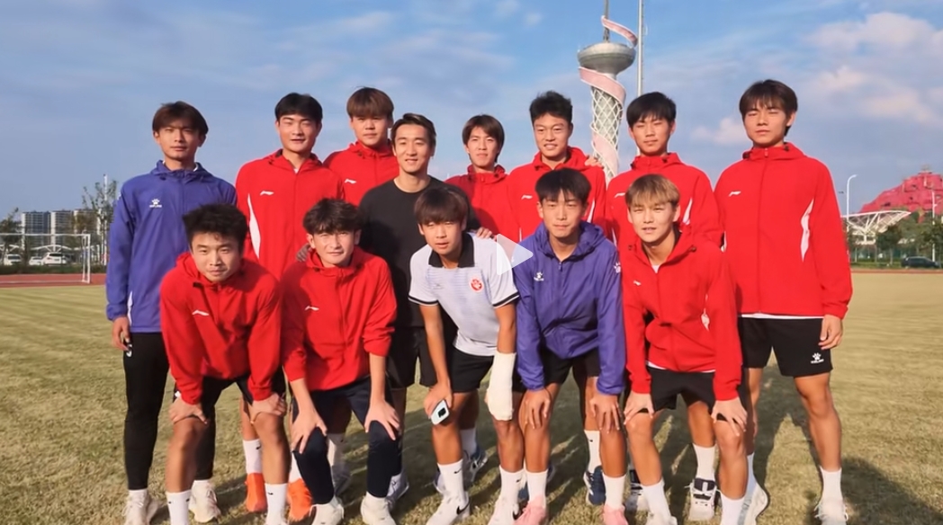 博主：韦世豪今日在家乡带蚌埠青少年球员训练 展示任意球破门