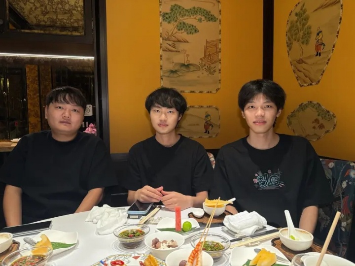 BLG分享Knight、Yagao、ON合影:收到前方传回的一张合影喵