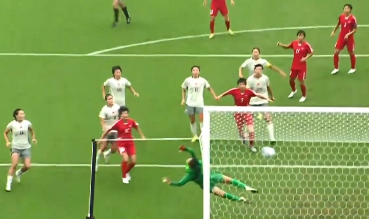 【今日看球要闻】中国女足0-1落后！朝鲜定位球开出，姚伟头球解围不幸自摆乌龙(图3)