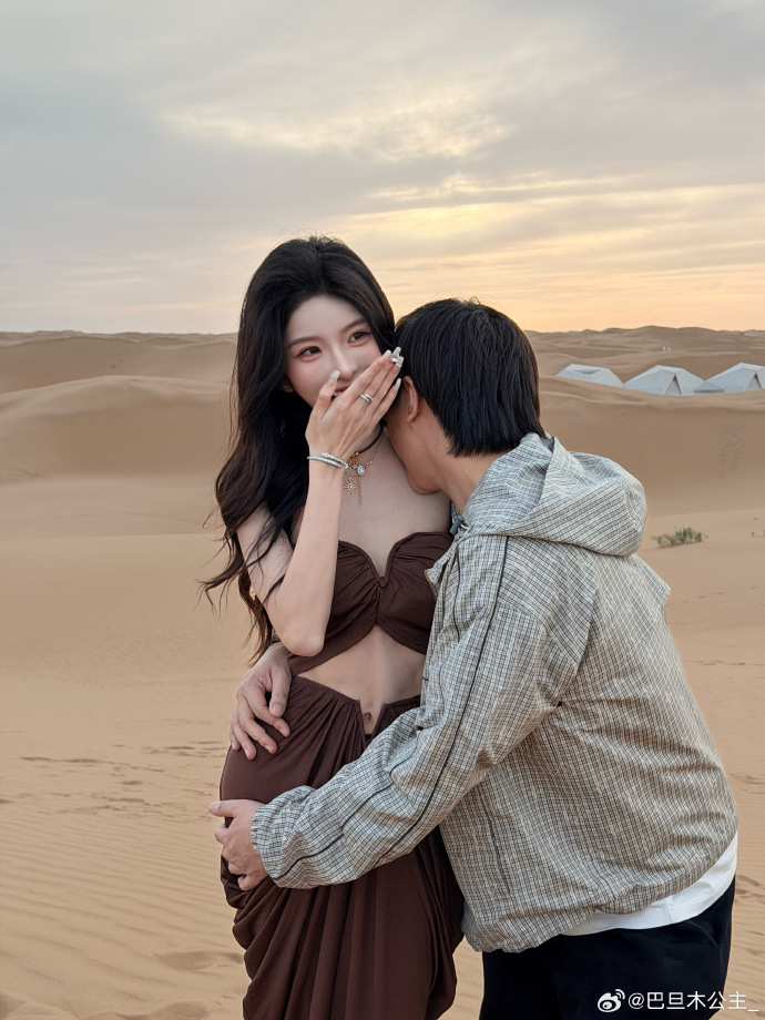 【万博电竞】甜蜜相拥!卢本伟妻子分享与其合照:好喜欢这两张