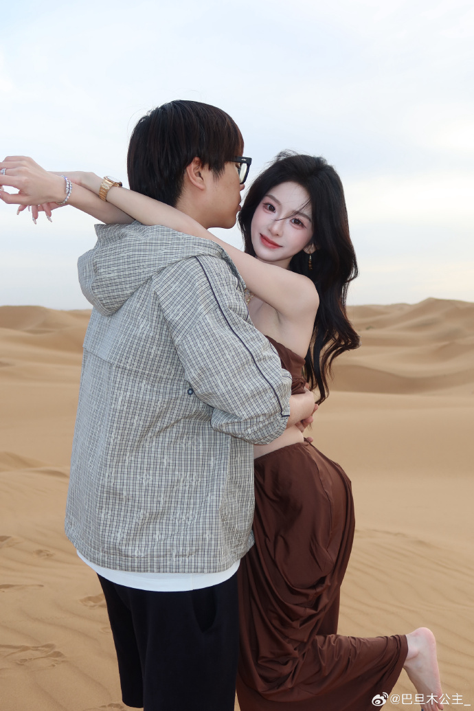 甜蜜相拥!卢本伟妻子分享与其合照:好喜欢这两张
