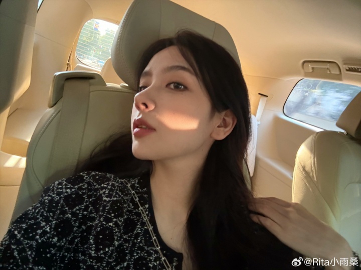 LPL女解说Rita晒照:温度一下来终于舍得出门了
