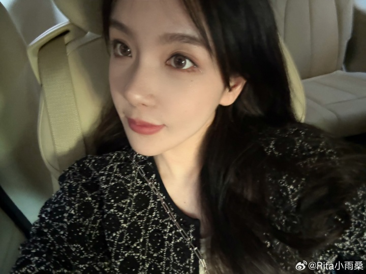 LPL女解说Rita晒照:温度一下来终于舍得出门了