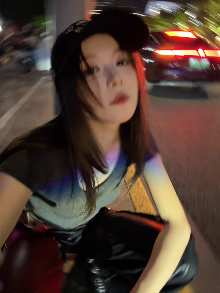 LPL女主持骆歆晒照:我要回去猛练瓦技术,明年解说杯直接秀肌肉【球盟会】