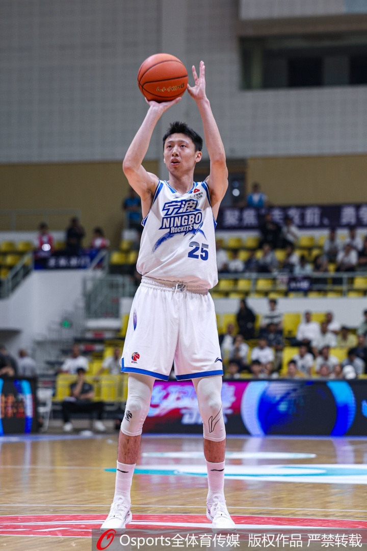 打得啥啊！赵岩昊9中1&三分5中0仅拿2分1板1助3失误 正负值-15
