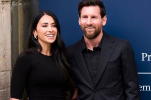 为巴萨球衣签名！梅西与安东内拉正装出席受热烈欢迎，明天领奖
