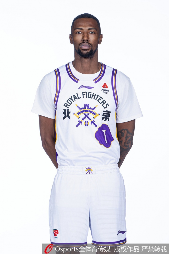 予取予求！贾尔斯半场7中6高效砍下18分8板3助1断 正负值+29