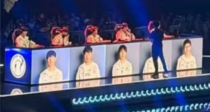 【万博电竞】有趣的设计!S16现场会在选手阵亡时用红光点亮其席位
