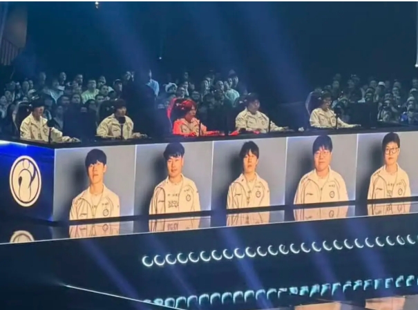 有趣的设计！S16现场会在选手阵亡时用红光点亮其席位