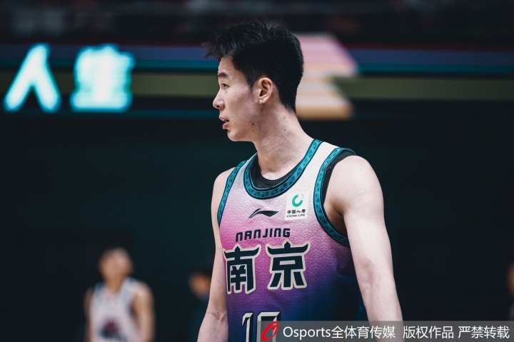 稀碎！半场同曦13犯规&23次罚球 四川16犯规&17次罚球