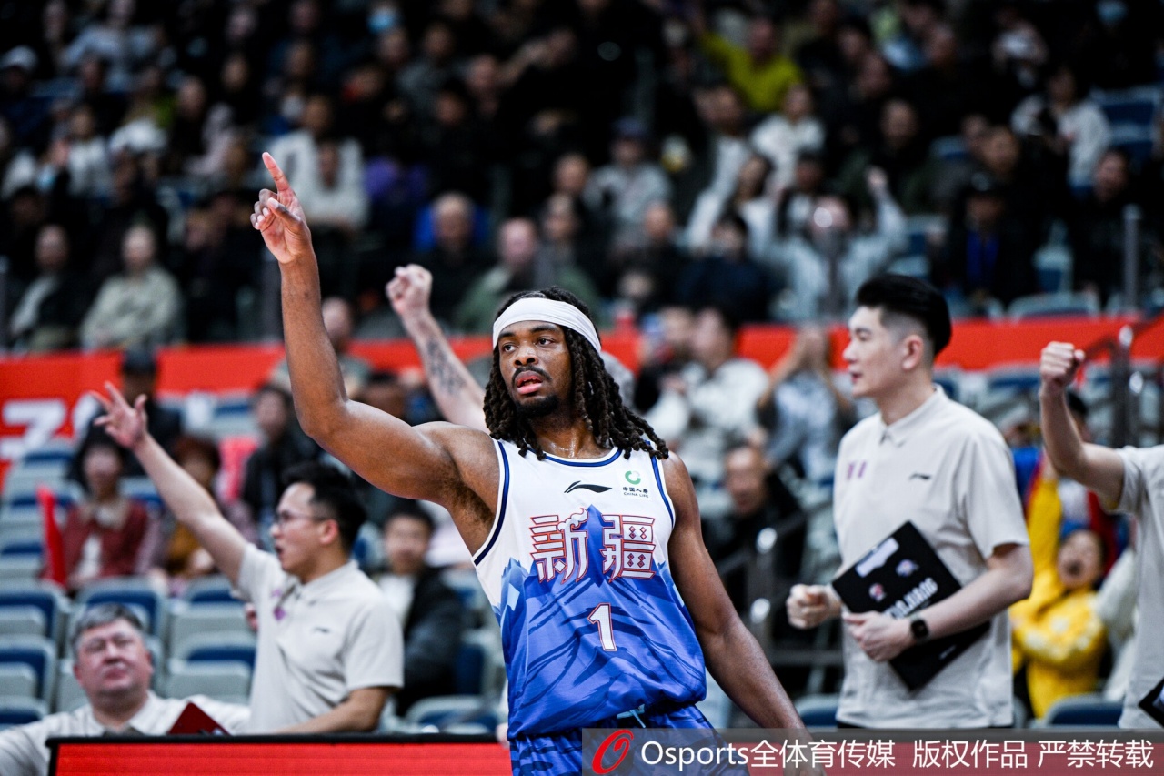 对飚库珀！卡梅隆·杨半场13中8轰下20分2板1助