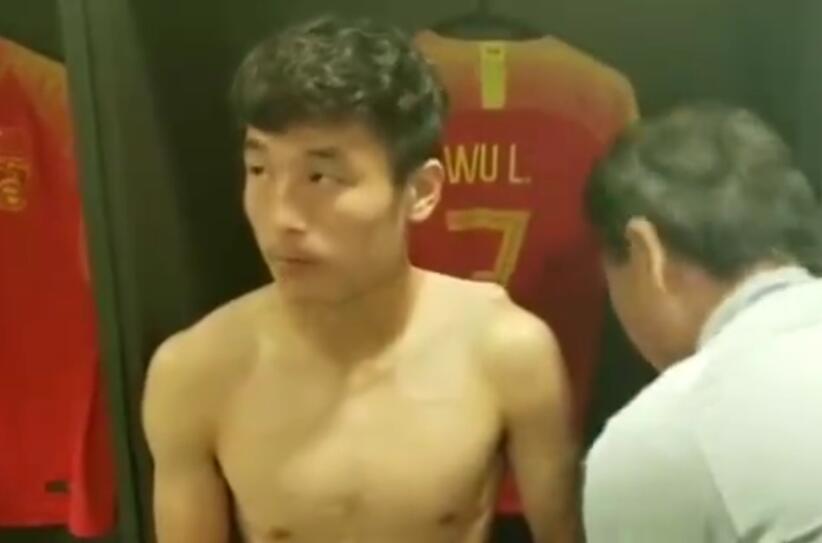 真的勇士！武磊亚洲杯期间治疗视频曝光，左肩隆起明显