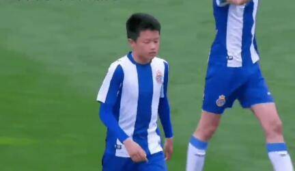 国少14岁小球员杨希跳级进入西班牙人U16B队
