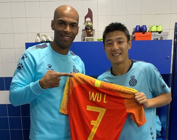 武磊赠送国足战袍,队友纳尔多INS发文致谢