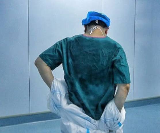 媒体晒出了一场参与肺炎救治医生背影照,照片中这名医生脱下防护服