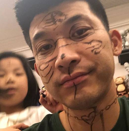 尽显父爱,恒大门将刘殿座被女儿整蛊恶搞【图】