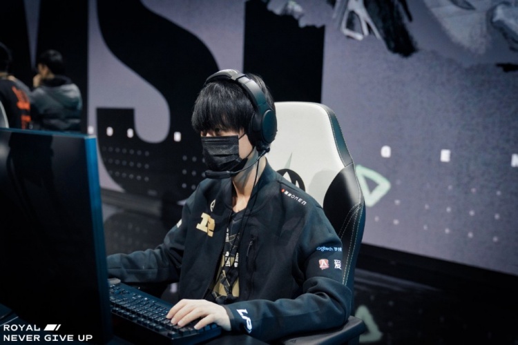 rng赛前返图谁拉史森明去剪个头发