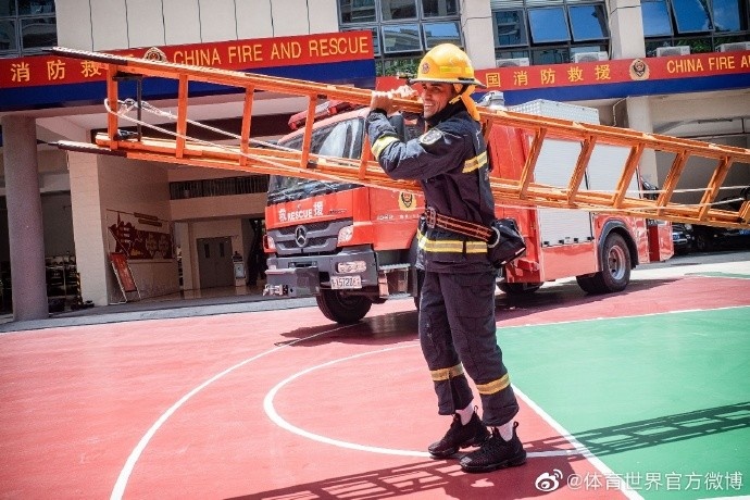 深足担任“消防宣传公益大使”，球员试穿消防服学习消防知识