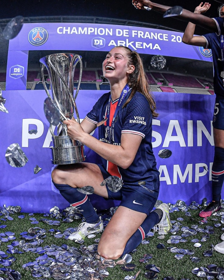 女友随巴黎赢得女足法甲冠军，阿方索-戴维斯送上祝贺