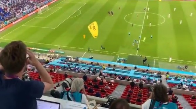 德法大战开球前，一环保组织抗议者跳伞闯入安联球场