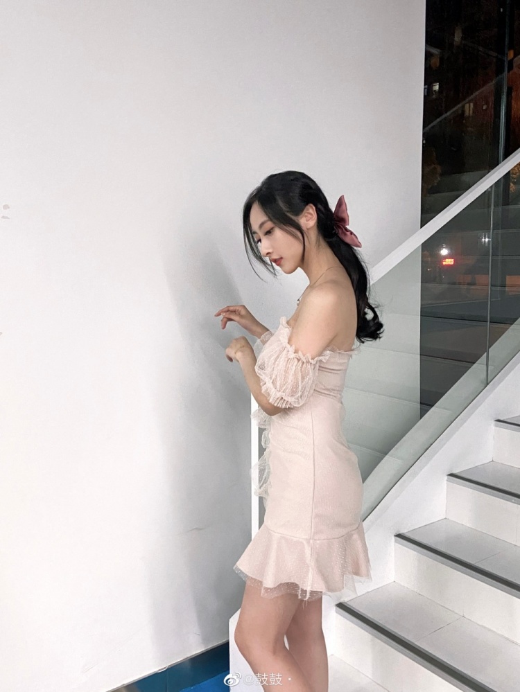 解说鼓鼓赛后发博今天真给doinb支棱起来了呀